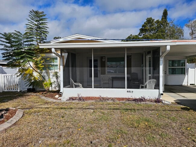 Frente - 6819 Hammock Rd