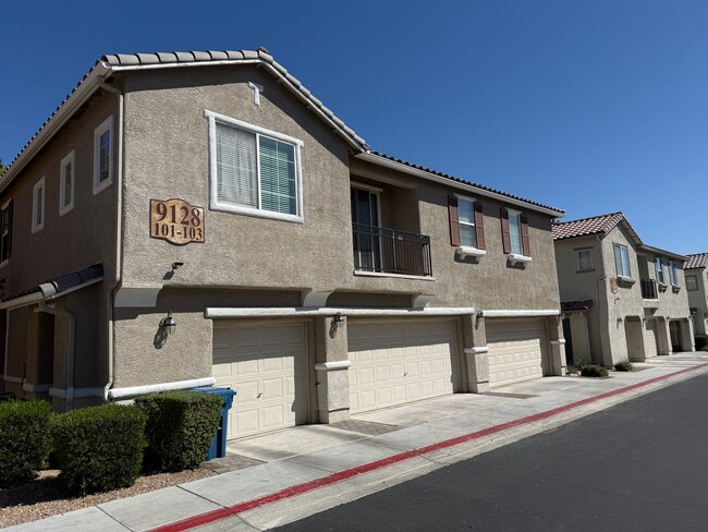 Building Photo - Beautiful 2-Story Townhome in Gated Area w...