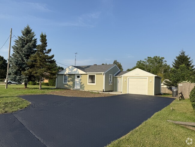 Building Photo - 1311 N Green Bay Rd Rental