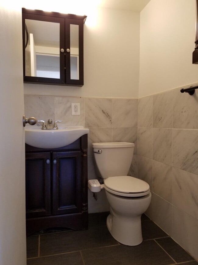 Building Photo - 524 Putnam Ave