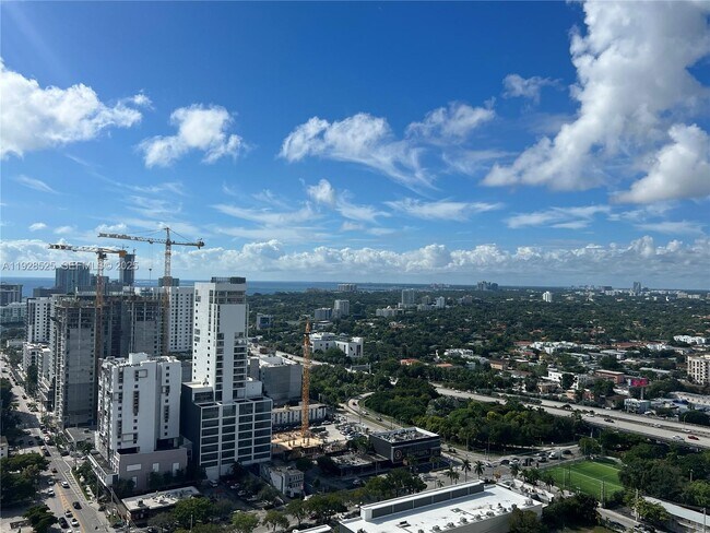 Building Photo - 185 SW 7th St Unit 2914