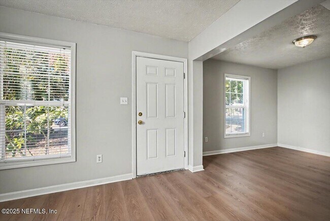 Photo - 1217 Clock St