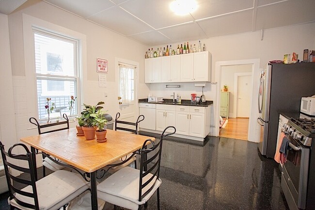 Building Photo - 368 Broadway Unit 2R Rental