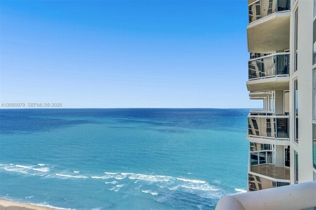 Building Photo - 4775 Collins Ave Unit 3007