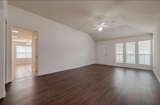 5242 Espuela Ln