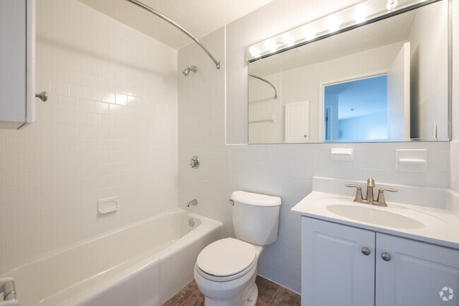 2BR, 1BA - 886SF - Bathroom