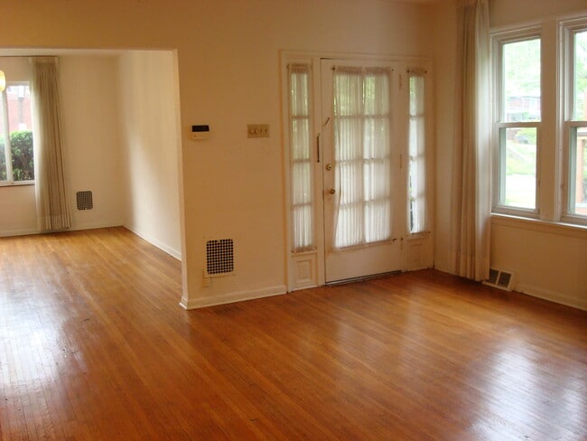 Building Photo - 5604 Pocusset St Unit Apartment 1