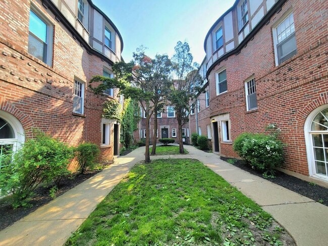 Building Photo - 918 Green Bay