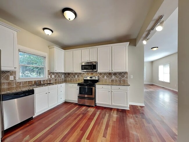 Photo - 64 Kenyon St SE