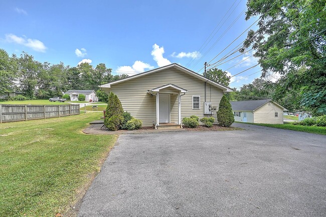 Building Photo - 1801 Indian Ridge Rd Unit Indian Ridge, 1801  2 Rental