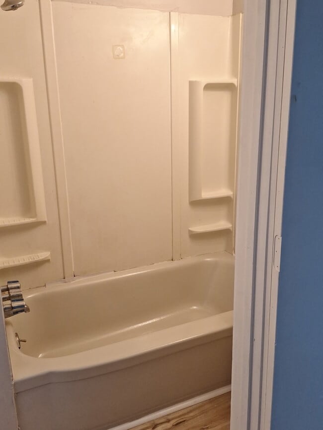 bathroom - 62 Lancaster St