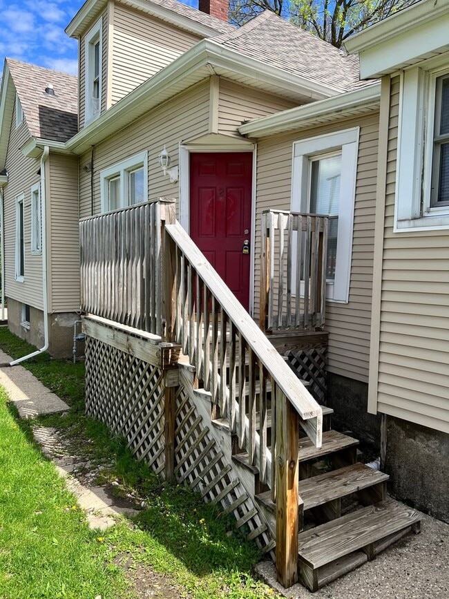 Building Photo - 704 E Main St Unit 2