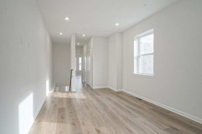 Photo - 952 N Marshall St Unidad 2