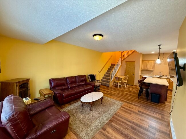 Photo - 483 Hickory Ln N