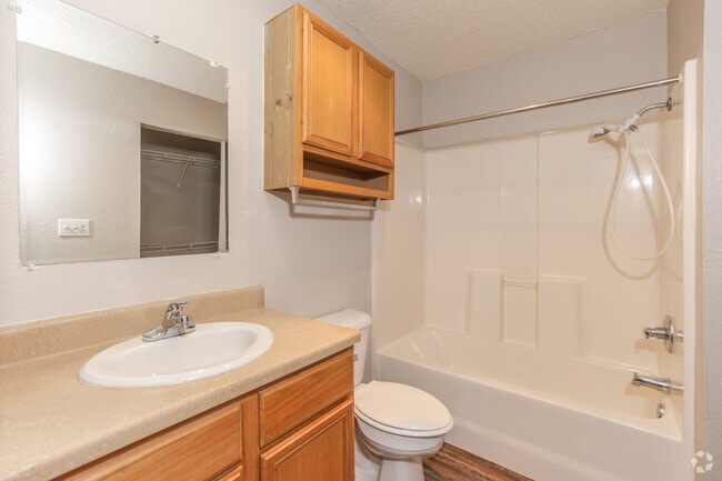 2BR, 2BA - 908SF - Second Bathroom