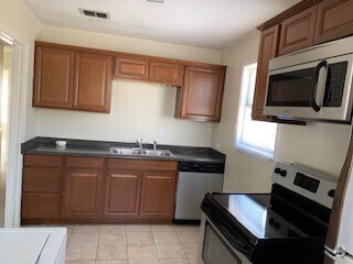 Kitchen - 3901 W 7th St Rental