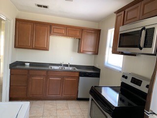 Kitchen - 3901 W 7th St Apartments