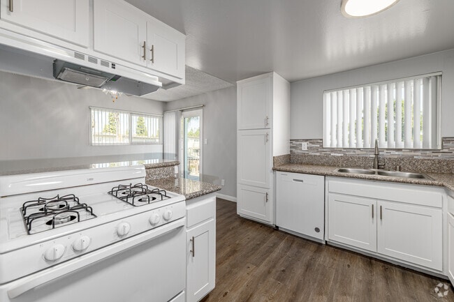 3BR, 2BA - 1248SF - Kitchen - Arroyo Vista Apartments