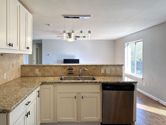 Photo - Lake Front 4 Bedroom / 2 Bath