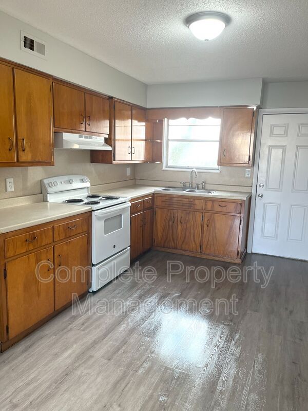 Photo - 1108 Hall St