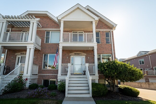 Building Photo - Live steps from Lake Michigan in this spac... Rental