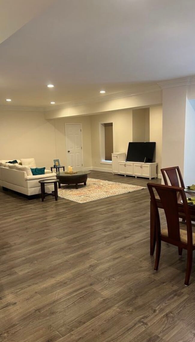 5976 Maxfield Ct Unidad - basement apartment