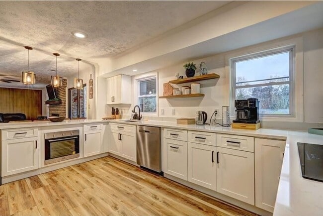 Photo - 457 Castleaire Dr SW