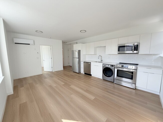 Photo - 1650 W Roscoe St