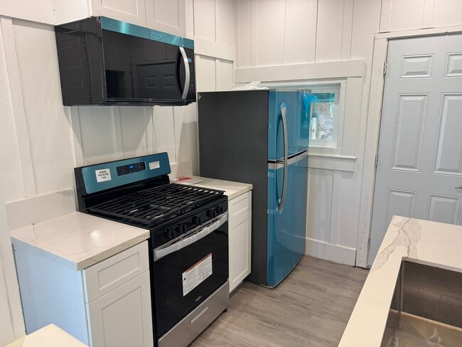 Photo - 1885 Titus St