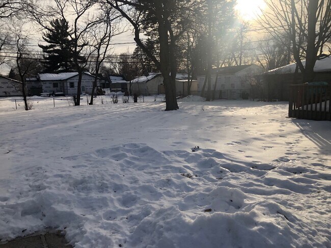 Photo - 1504 Laurie Rd E