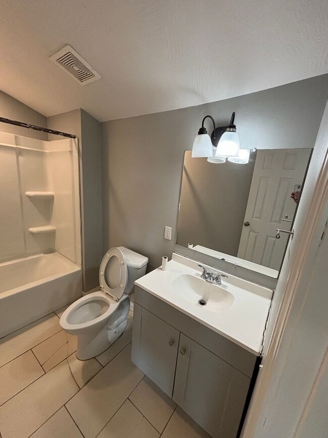 Photo - 503 W Hovey St