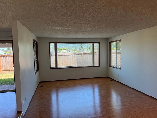 Photo - 1422 Lawnridge Ave