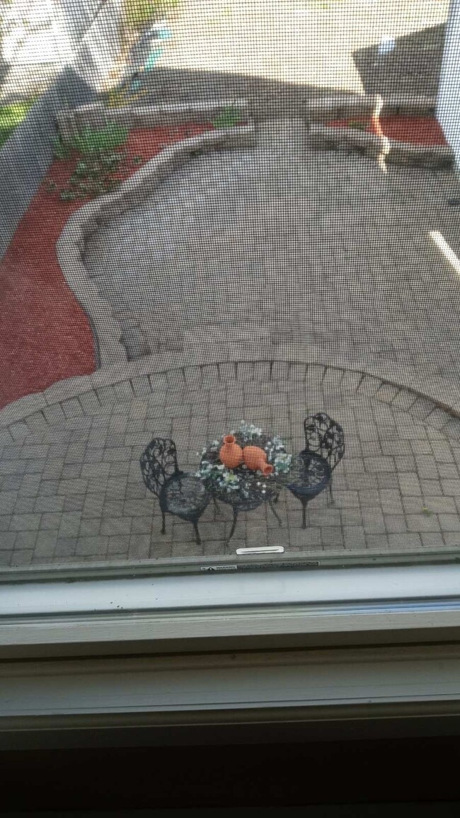 Salga a un hermoso patio privado. - 680 Belmont Ave Unidad #2