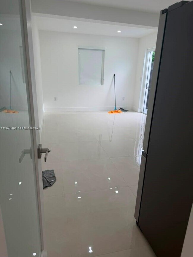 Photo - 861 E 33rd St Unidad 1