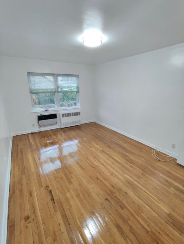 Photo - 40-31 202nd St