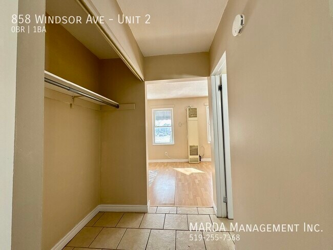 Photo - RENOVATED BACHELOR UNIT IN DOWNTOWN WINDSOR +GAS Unité 2