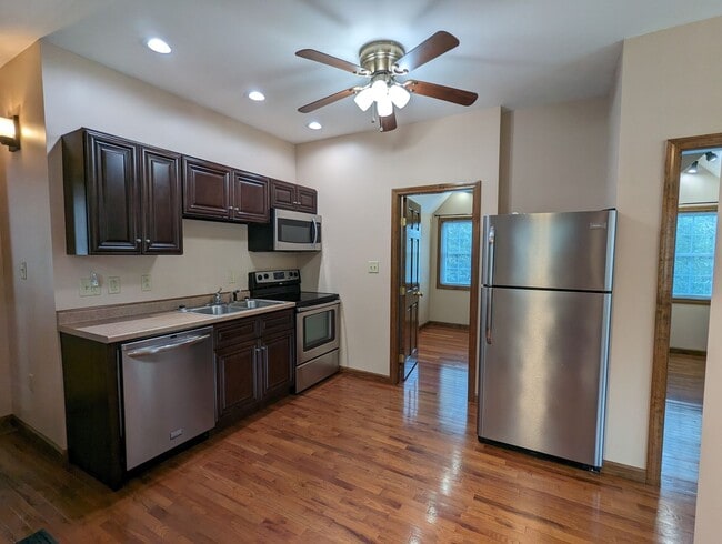 Building Photo - 1 Bedroom, 1 bath Unit Available in Bedfor...