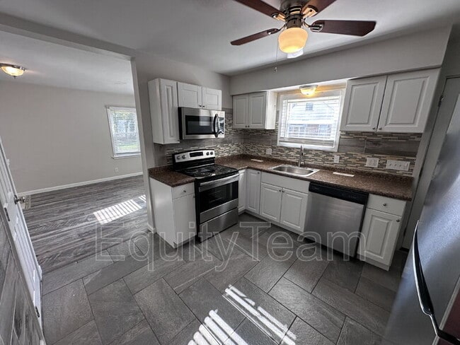 Photo - 7005 La Boiteaux Ave