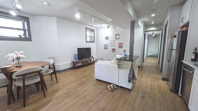 Photo - 1101 W George St
