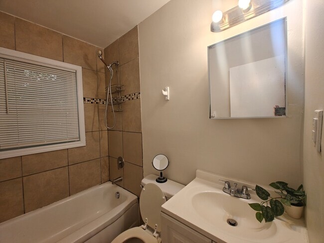 Photo - 2217 Custer St Unit 1