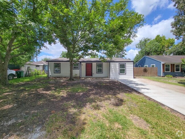Building Photo - 2810 Forest Oaks Dr Rental