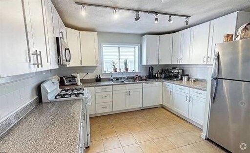 Building Photo - 99 Marion St Unit #1 Rental