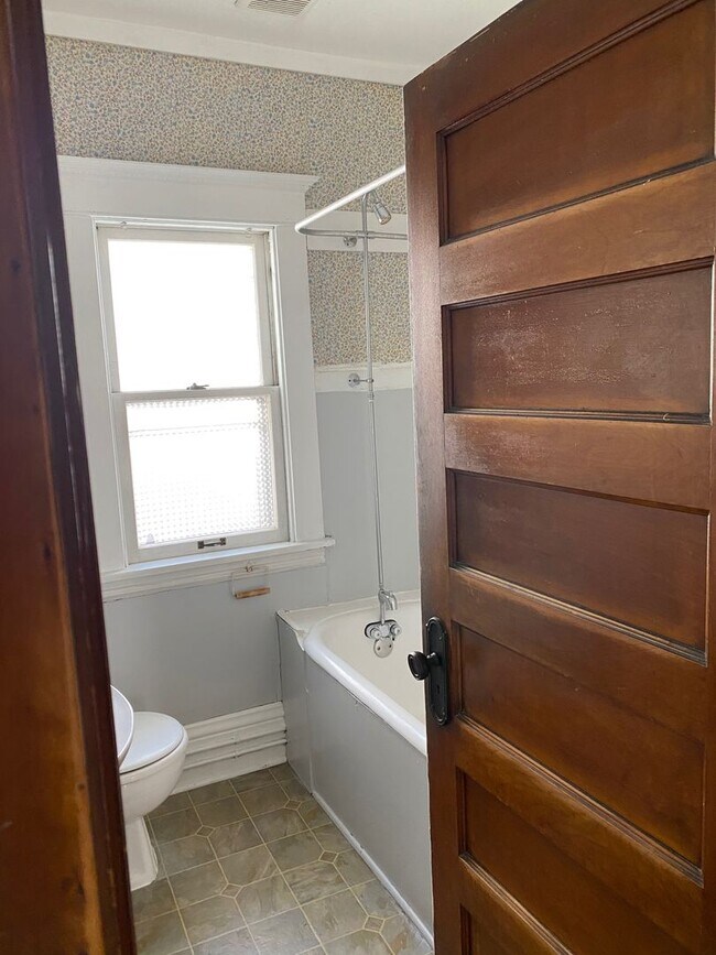 5 Bedroom / 2 Bath in Dinkytown September House House Rental in