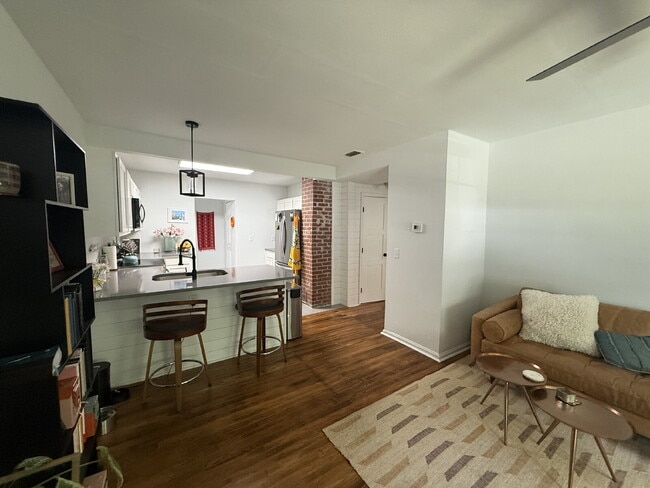 Photo - AVAILABLE EARLY JULY: UPDATED 2 BEDROOM 1 BATHROOM HOME IN MURRAY HILL