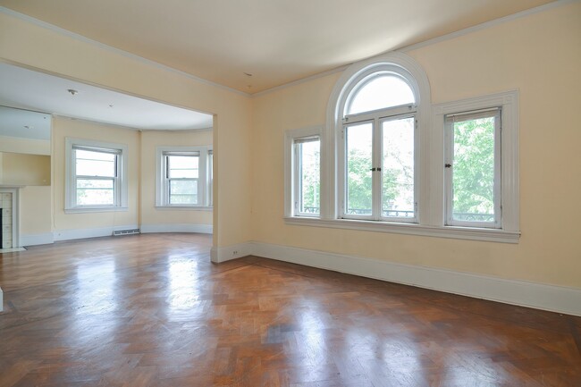 Photo - 923 Beacon St Unidad uni3 4-bed 1-bath Rental