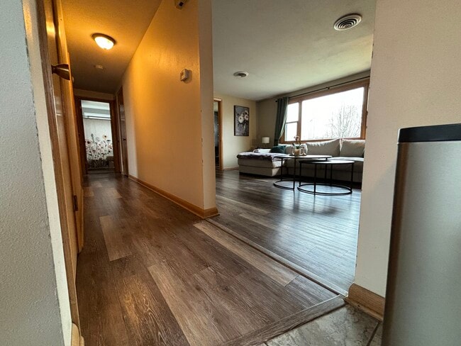 Pasillo/sala de estar - 1703 E Morgan Ave