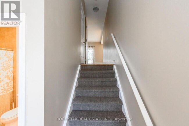 Photo - 81 Wellington St N