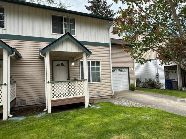 Building Photo - Spacious 3 bedroom townhome on cul-de-sac