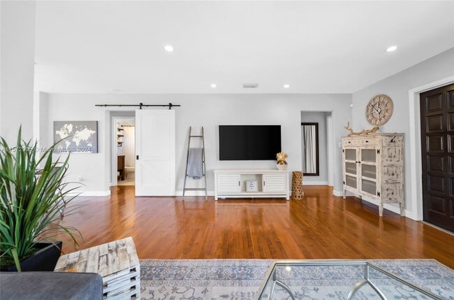 Photo - 1421 NE 41st St