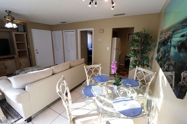 Photo - One bedroom apartment 7 or 12 months rental terms available/ Apartamento disponible amueblado o s...